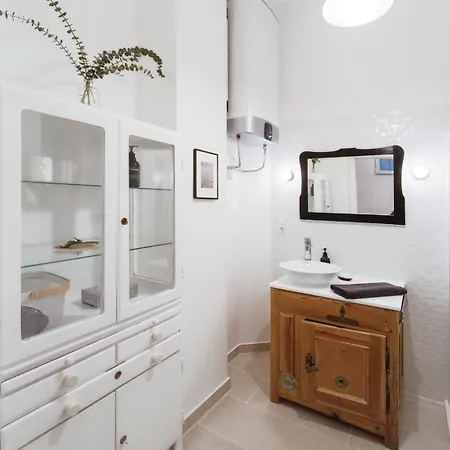 B46 Brody Apartment *